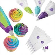 Gebruik de Wilton ColorSwirl Tri-Color Coupler Decorating Set om naadloos een twee- of driekleurige toef van botercrème 