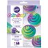 Gebruik de Wilton ColorSwirl Tri-Color Coupler Decorating Set om naadloos een twee- of driekleurige toef van botercrème 